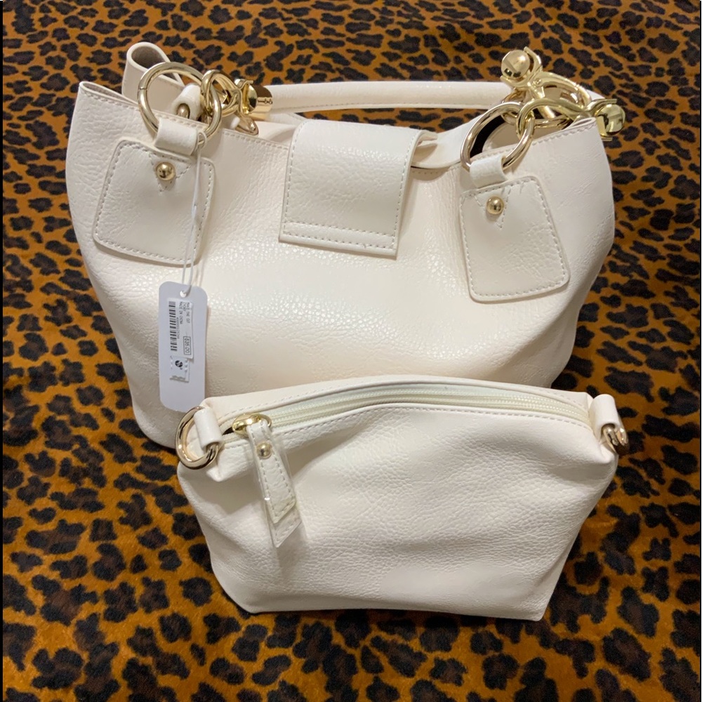 BRAND NEW IVORY LEATHER HANDBAG.